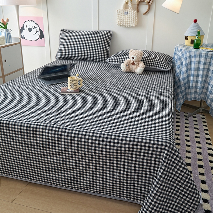 91家纺网 家纺一手货源 找家纺 沐纯家居 2025新款色织水洗棉棉绒（大豆纤维填充）床盖三件套 豆丁-黑白格