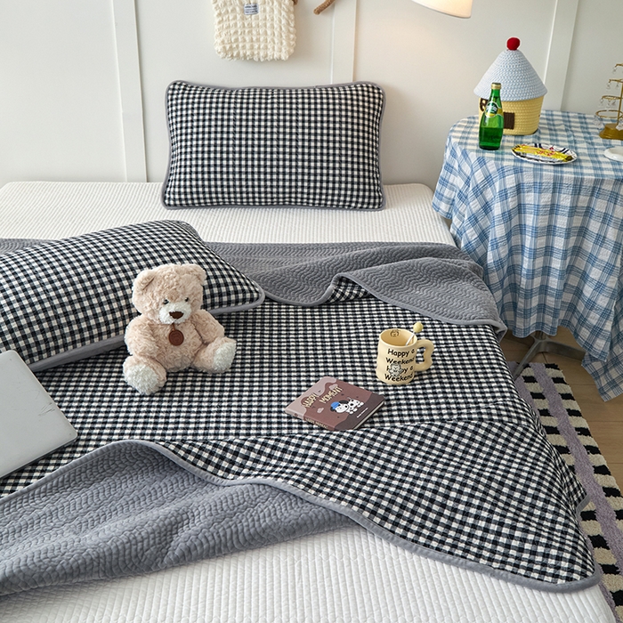 91家纺网 家纺一手货源 找家纺 沐纯家居 2025新款色织水洗棉棉绒（大豆纤维填充）床盖三件套 豆丁-黑白格