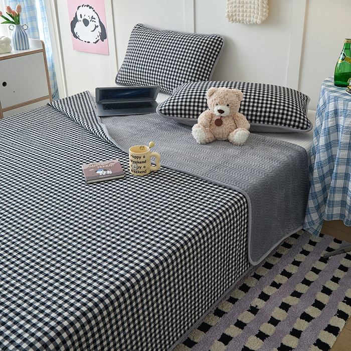 91家纺网 家纺一手货源 找家纺 沐纯家居 2025新款色织水洗棉棉绒（大豆纤维填充）床盖三件套 豆丁-黑白格