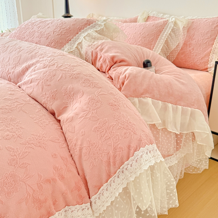 91家纺网 家纺一手货源 找家纺 锦格家纺 2025新款A类高克重雕花牛奶绒花边四件套 初薇-豆沙