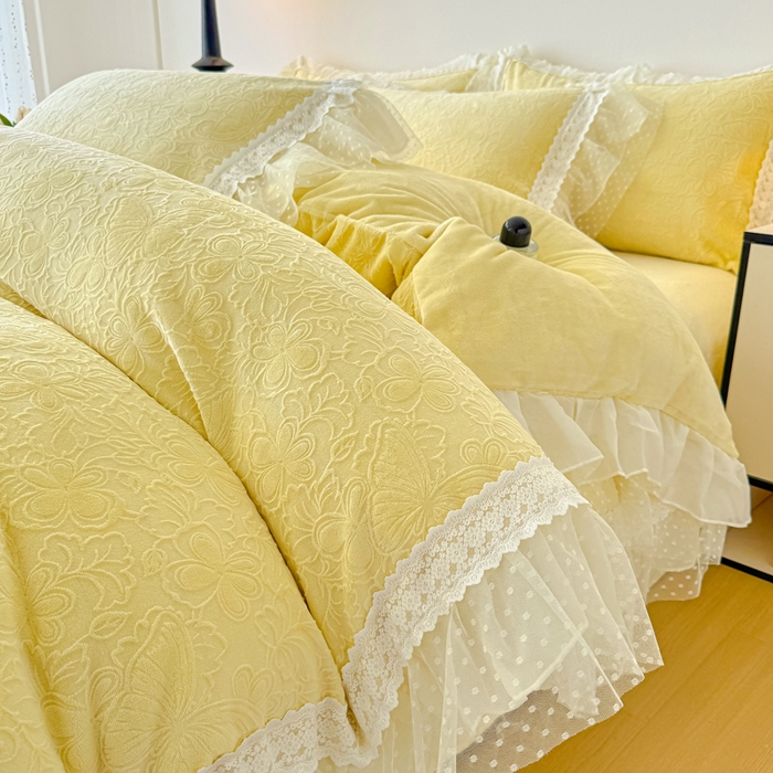 91家纺网 家纺一手货源 找家纺 锦格家纺 2025新款A类高克重雕花牛奶绒花边四件套 幻梦-黄