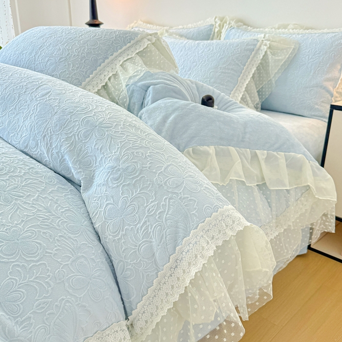 91家纺网 家纺一手货源 找家纺 锦格家纺 2025新款A类高克重雕花牛奶绒花边四件套 幻梦-天蓝