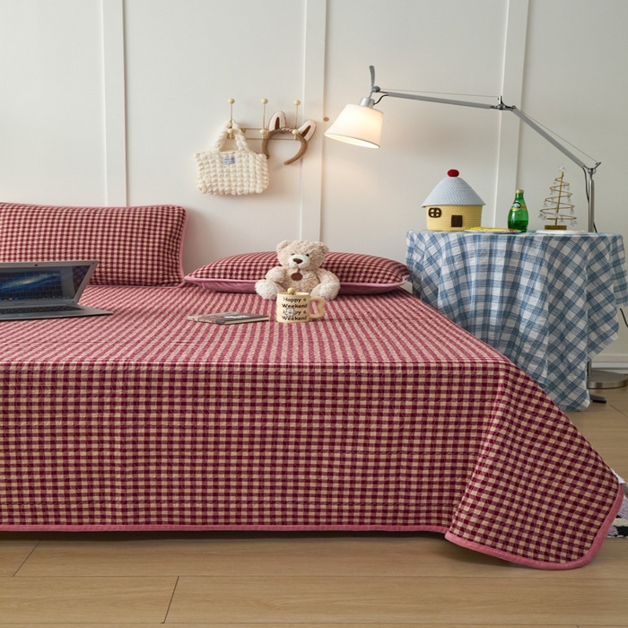 91家纺网 家纺一手货源 找家纺 沐纯家居 2025新款色织水洗棉棉绒（大豆纤维填充）床盖三件套 豆丁-红格