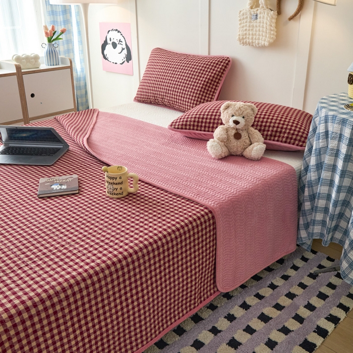 91家纺网 家纺一手货源 找家纺 沐纯家居 2025新款色织水洗棉棉绒（大豆纤维填充）床盖三件套 豆丁-红格