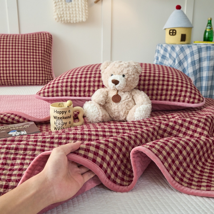 91家纺网 家纺一手货源 找家纺 沐纯家居 2025新款色织水洗棉棉绒（大豆纤维填充）床盖三件套 豆丁-红格