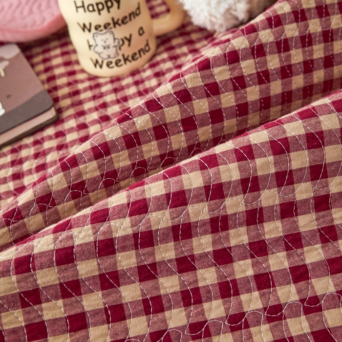 91家纺网 家纺一手货源 找家纺 沐纯家居 2025新款色织水洗棉棉绒（大豆纤维填充）床盖三件套 豆丁-红格