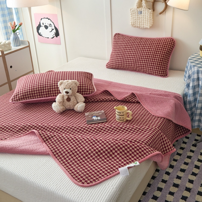 91家纺网 家纺一手货源 找家纺 沐纯家居 2025新款色织水洗棉棉绒（大豆纤维填充）床盖三件套 豆丁-红格