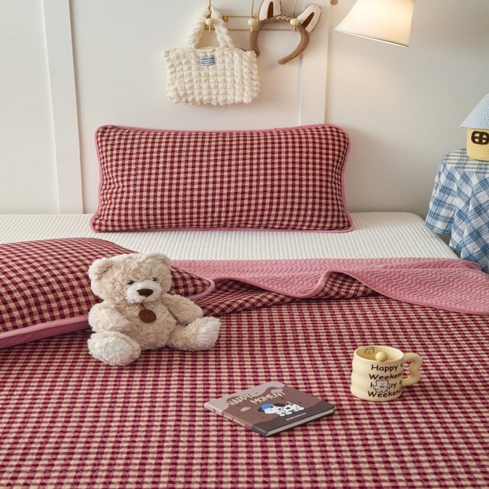 91家纺网 家纺一手货源 找家纺 沐纯家居 2025新款色织水洗棉棉绒（大豆纤维填充）床盖三件套 豆丁-红格