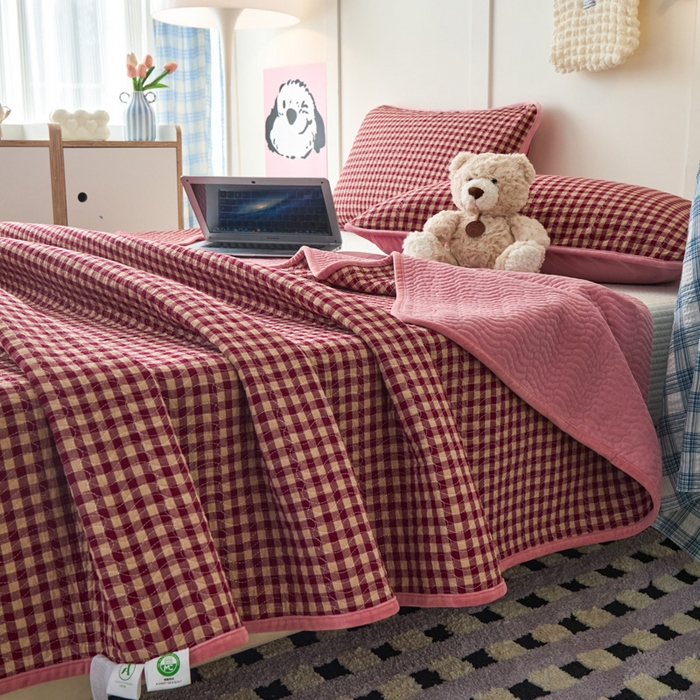 91家纺网 家纺一手货源 找家纺 沐纯家居 2025新款色织水洗棉棉绒（大豆纤维填充）床盖三件套 豆丁-红格