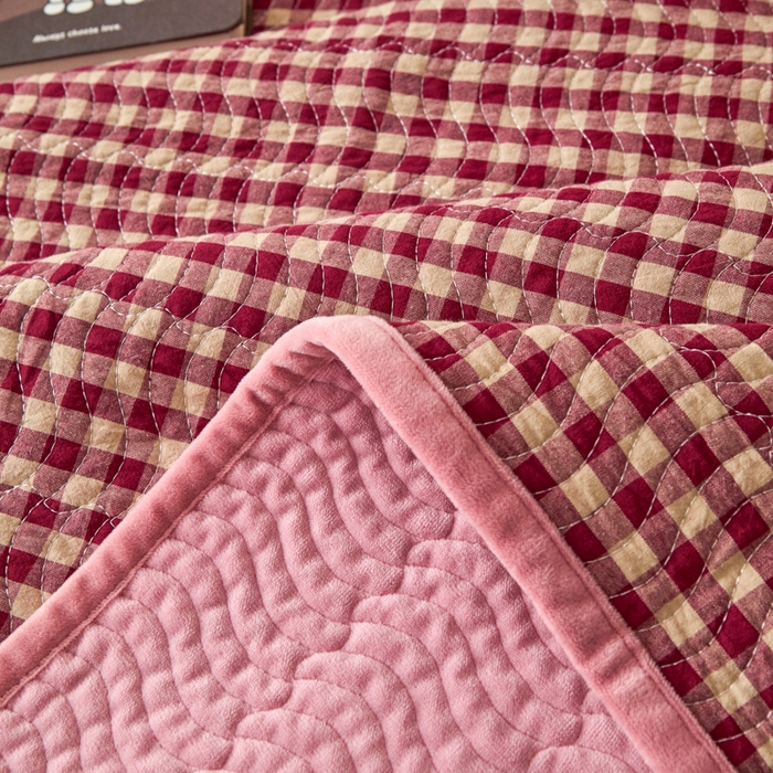 91家纺网 家纺一手货源 找家纺 沐纯家居 2025新款色织水洗棉棉绒（大豆纤维填充）床盖三件套 豆丁-红格