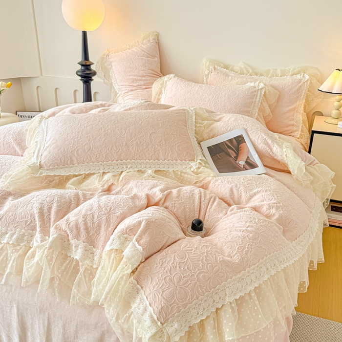 91家纺网 家纺一手货源 找家纺 锦格家纺 2025新款A类高克重雕花牛奶绒花边四件套 梦幻-玉粉