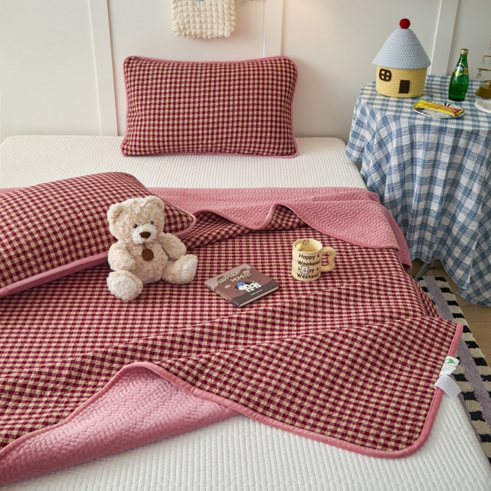 91家纺网 家纺一手货源 找家纺 沐纯家居 2025新款色织水洗棉棉绒（大豆纤维填充）床盖三件套 豆丁-红格