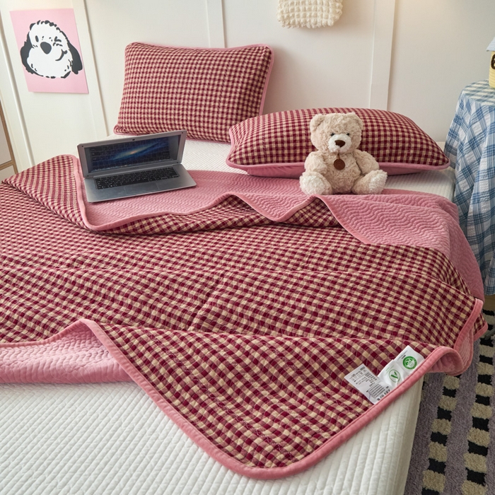 91家纺网 家纺一手货源 找家纺 沐纯家居 2025新款色织水洗棉棉绒（大豆纤维填充）床盖三件套 豆丁-红格