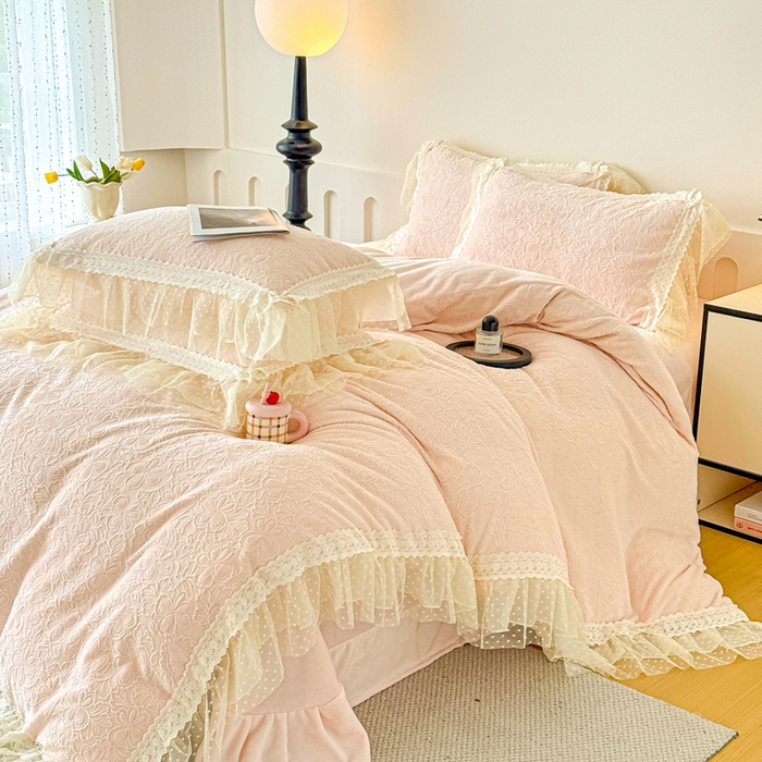 91家纺网 家纺一手货源 找家纺 锦格家纺 2025新款A类高克重雕花牛奶绒花边四件套 梦幻-玉粉