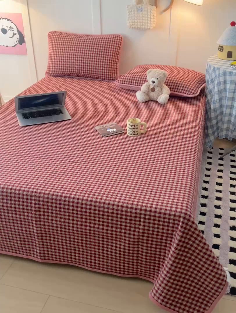 91家纺网 家纺一手货源 找家纺 沐纯家居 2025新款色织水洗棉棉绒（大豆纤维填充）床盖三件套 豆丁-红格