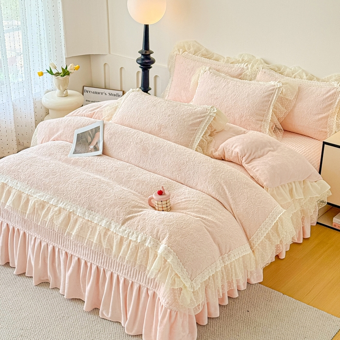 91家纺网 家纺一手货源 找家纺 锦格家纺 2025新款A类高克重雕花牛奶绒花边四件套 梦幻-玉粉