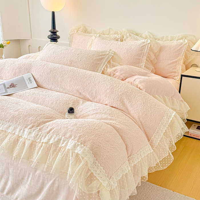 91家纺网 家纺一手货源 找家纺 锦格家纺 2025新款A类高克重雕花牛奶绒花边四件套 梦幻-玉粉