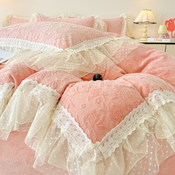 91家纺网 家纺一手货源 找家纺 锦格家纺 2025新款A类高克重雕花牛奶绒花边四件套 初薇-豆沙