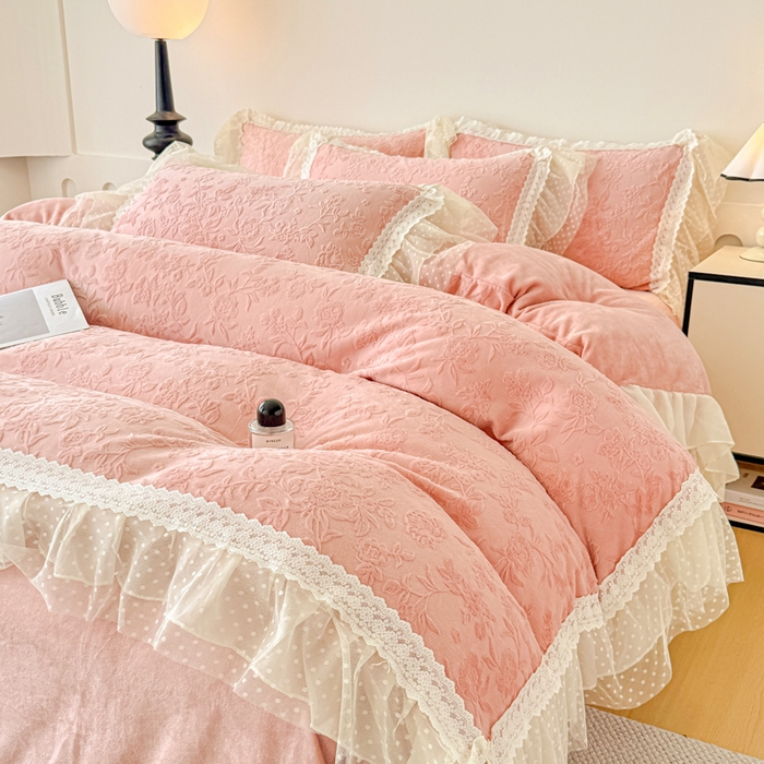 91家纺网 家纺一手货源 找家纺 锦格家纺 2025新款A类高克重雕花牛奶绒花边四件套 初薇-豆沙