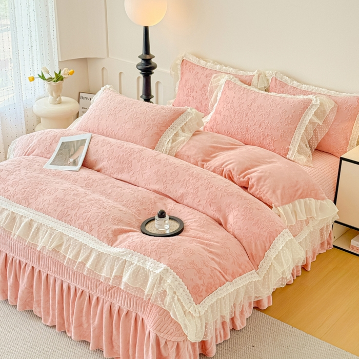 91家纺网 家纺一手货源 找家纺 锦格家纺 2025新款A类高克重雕花牛奶绒花边四件套 初薇-豆沙