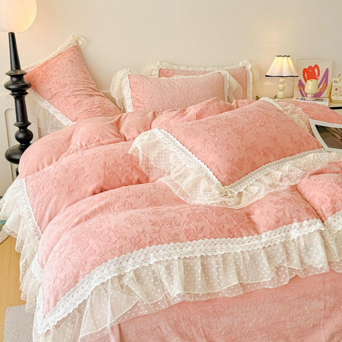 91家纺网 家纺一手货源 找家纺 锦格家纺 2025新款A类高克重雕花牛奶绒花边四件套 初薇-豆沙