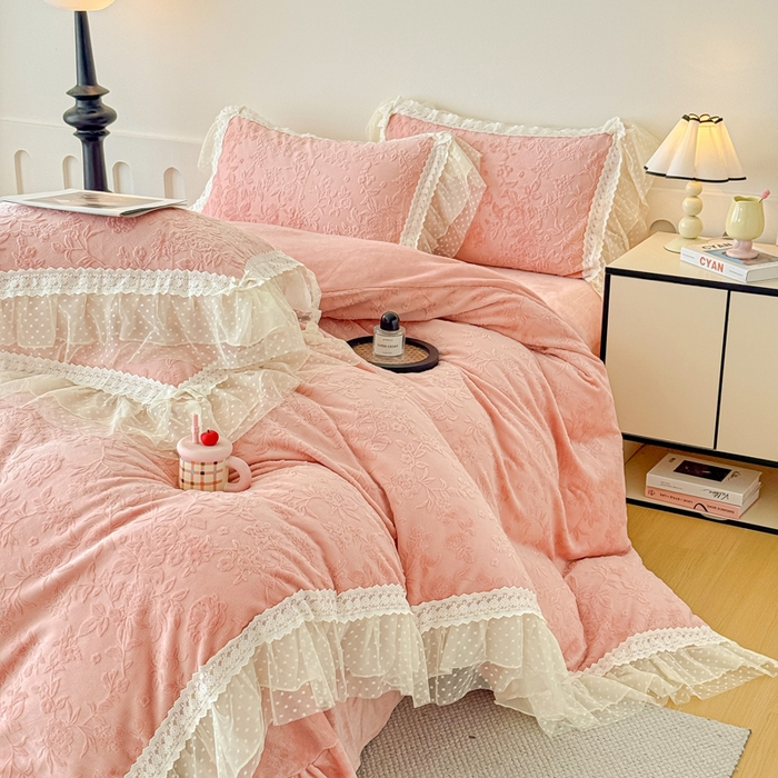 91家纺网 家纺一手货源 找家纺 锦格家纺 2025新款A类高克重雕花牛奶绒花边四件套 初薇-豆沙