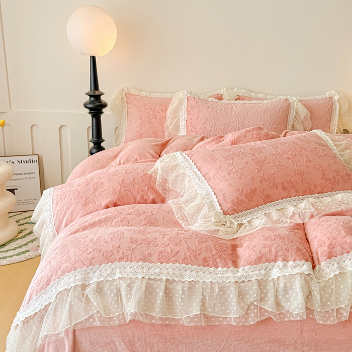 91家纺网 家纺一手货源 找家纺 锦格家纺 2025新款A类高克重雕花牛奶绒花边四件套 初薇-豆沙