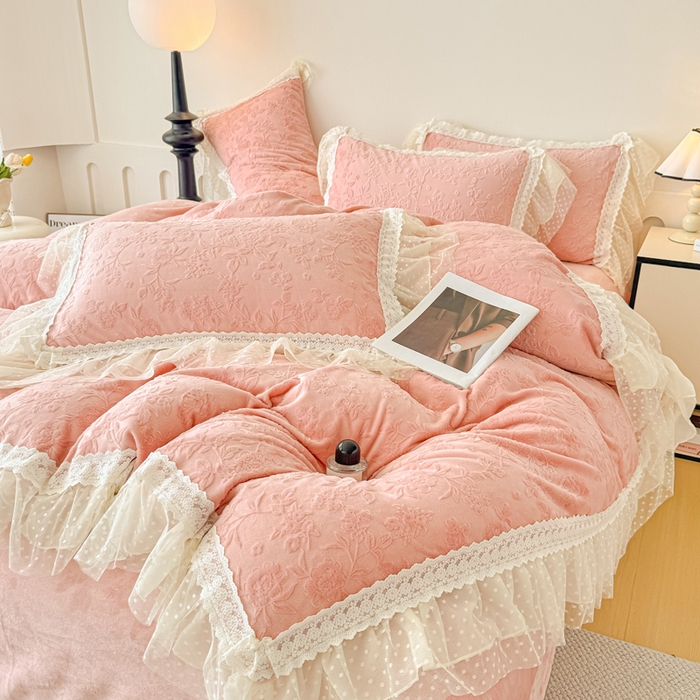 91家纺网 家纺一手货源 找家纺 锦格家纺 2025新款A类高克重雕花牛奶绒花边四件套 初薇-豆沙