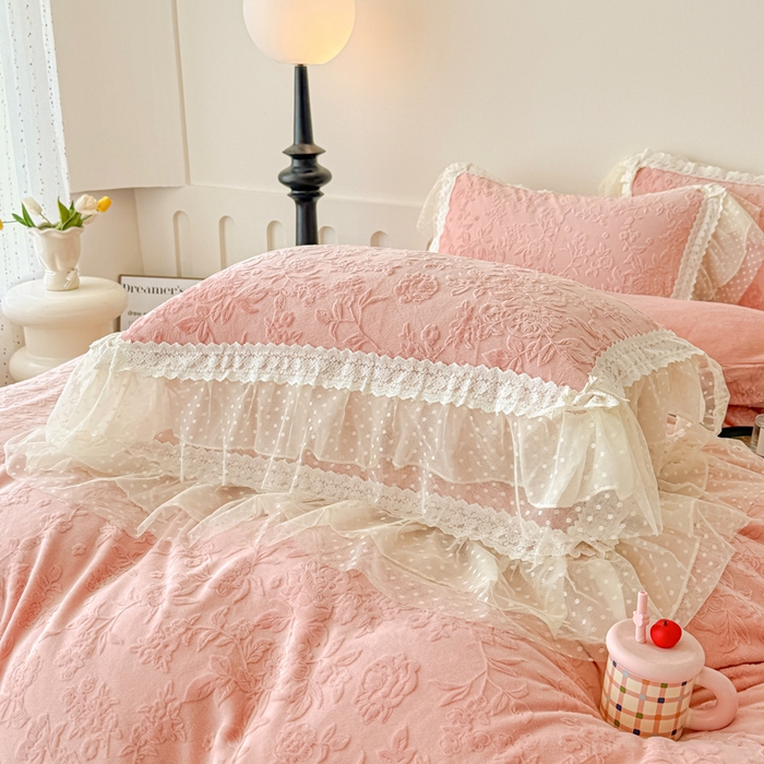 91家纺网 家纺一手货源 找家纺 锦格家纺 2025新款A类高克重雕花牛奶绒花边四件套 初薇-豆沙