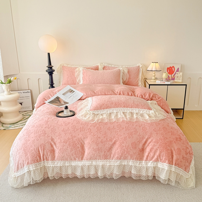 91家纺网 家纺一手货源 找家纺 锦格家纺 2025新款A类高克重雕花牛奶绒花边四件套 初薇-豆沙