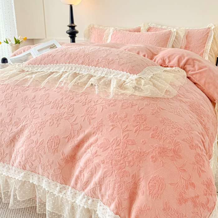 91家纺网 家纺一手货源 找家纺 锦格家纺 2025新款A类高克重雕花牛奶绒花边四件套 初薇-豆沙