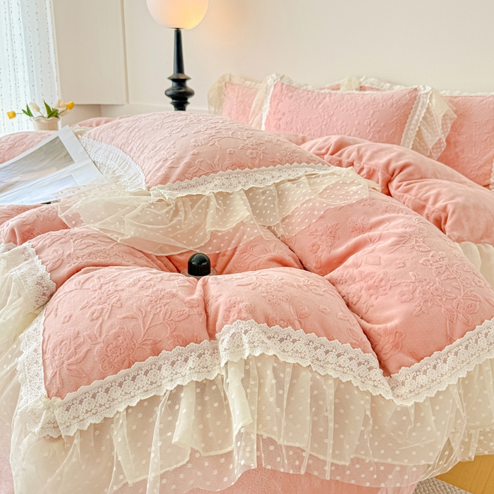 91家纺网 家纺一手货源 找家纺 锦格家纺 2025新款A类高克重雕花牛奶绒花边四件套 初薇-豆沙