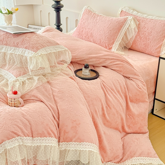 91家纺网 家纺一手货源 找家纺 锦格家纺 2025新款A类高克重雕花牛奶绒花边四件套 初薇-豆沙