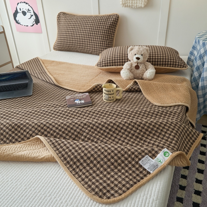 91家纺网 家纺一手货源 找家纺 沐纯家居 2025新款色织水洗棉棉绒（大豆纤维填充）床盖三件套 豆丁-咖格