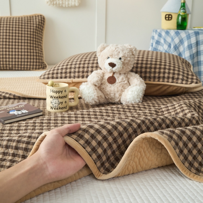 91家纺网 家纺一手货源 找家纺 沐纯家居 2025新款色织水洗棉棉绒（大豆纤维填充）床盖三件套 豆丁-咖格