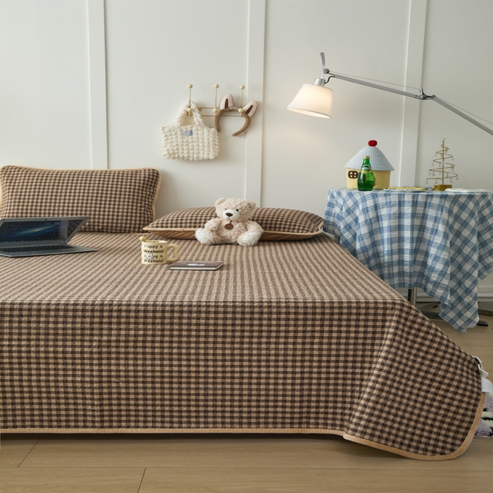 91家纺网 家纺一手货源 找家纺 沐纯家居 2025新款色织水洗棉棉绒（大豆纤维填充）床盖三件套 豆丁-咖格