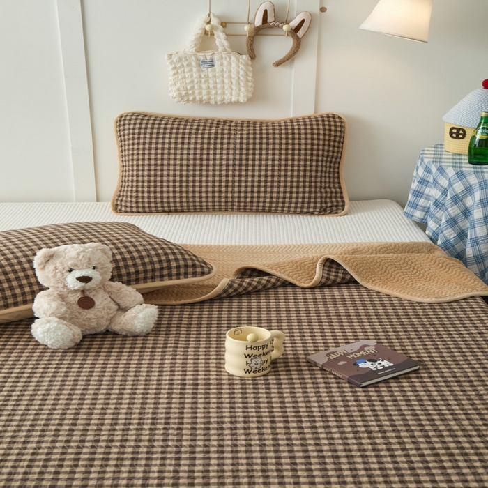 91家纺网 家纺一手货源 找家纺 沐纯家居 2025新款色织水洗棉棉绒（大豆纤维填充）床盖三件套 豆丁-咖格