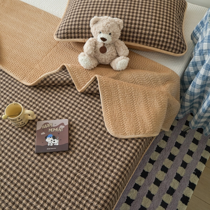 91家纺网 家纺一手货源 找家纺 沐纯家居 2025新款色织水洗棉棉绒（大豆纤维填充）床盖三件套 豆丁-咖格