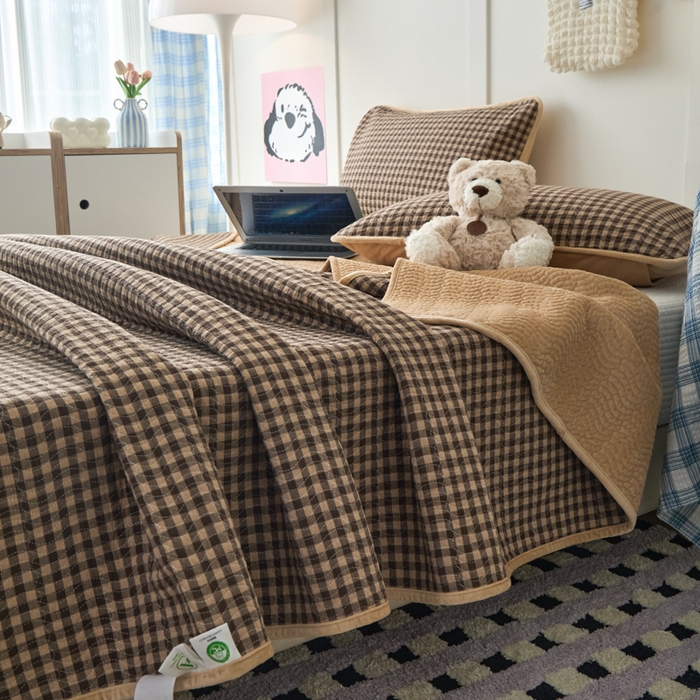 91家纺网 家纺一手货源 找家纺 沐纯家居 2025新款色织水洗棉棉绒（大豆纤维填充）床盖三件套 豆丁-咖格