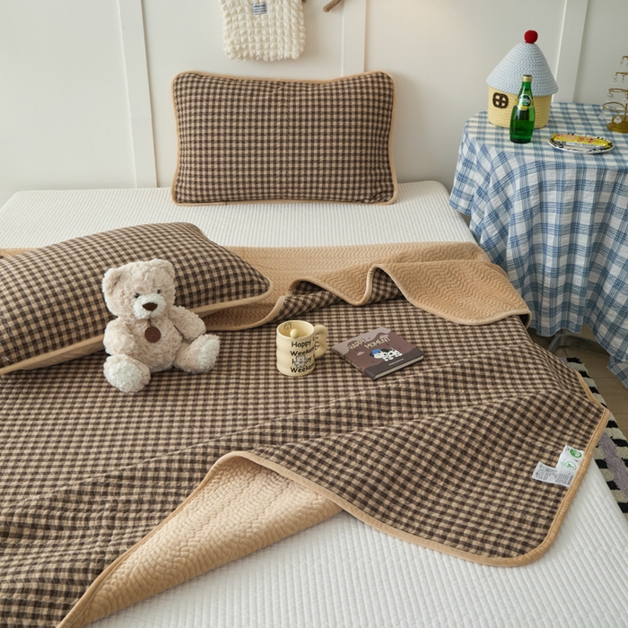 91家纺网 家纺一手货源 找家纺 沐纯家居 2025新款色织水洗棉棉绒（大豆纤维填充）床盖三件套 豆丁-咖格