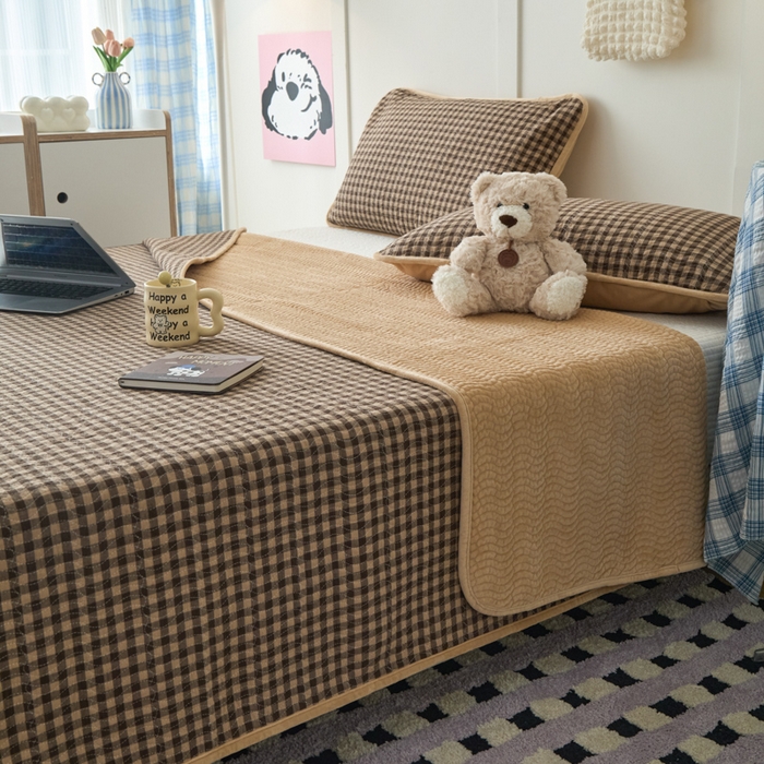 91家纺网 家纺一手货源 找家纺 沐纯家居 2025新款色织水洗棉棉绒（大豆纤维填充）床盖三件套 豆丁-咖格