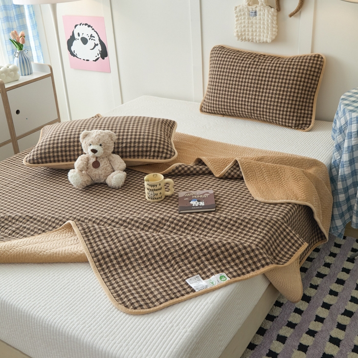 91家纺网 家纺一手货源 找家纺 沐纯家居 2025新款色织水洗棉棉绒（大豆纤维填充）床盖三件套 豆丁-咖格