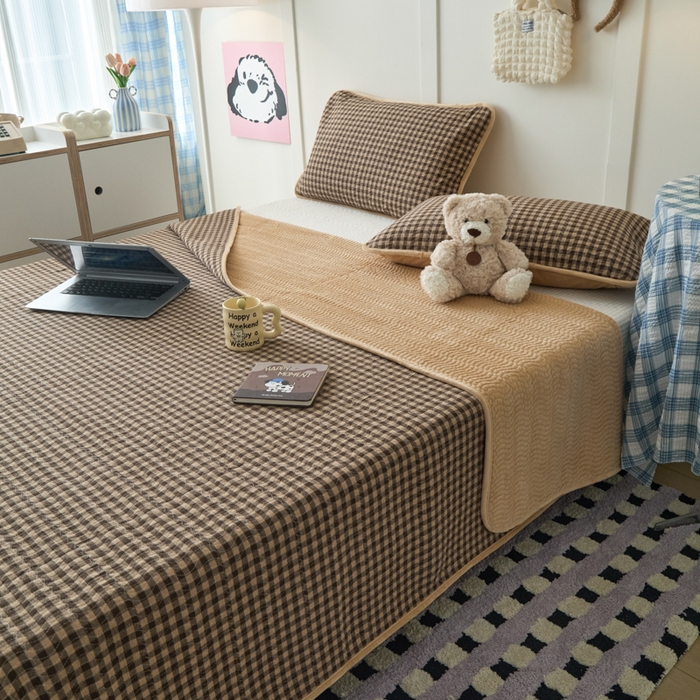 91家纺网 家纺一手货源 找家纺 沐纯家居 2025新款色织水洗棉棉绒（大豆纤维填充）床盖三件套 豆丁-咖格