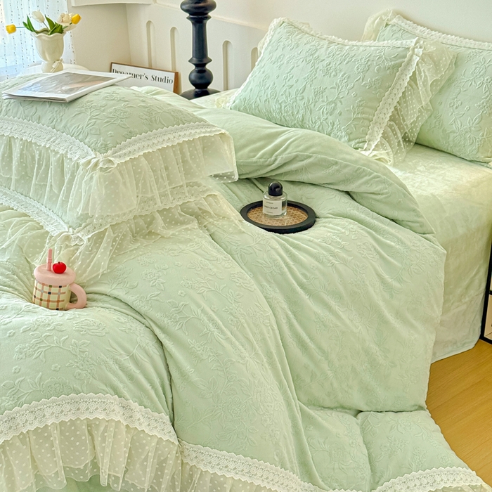 91家纺网 家纺一手货源 找家纺 锦格家纺 2025新款A类高克重雕花牛奶绒花边四件套 初薇-绿