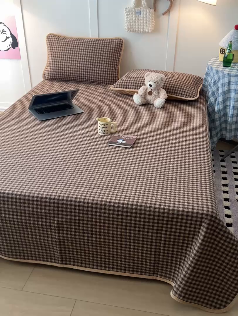 91家纺网 家纺一手货源 找家纺 沐纯家居 2025新款色织水洗棉棉绒（大豆纤维填充）床盖三件套 豆丁-咖格