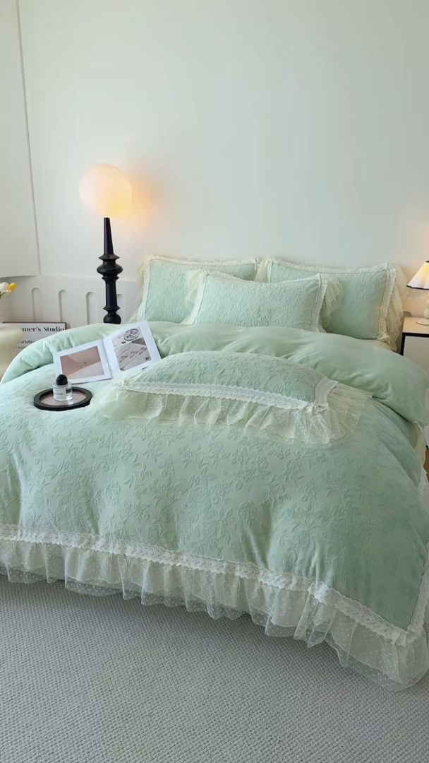 91家纺网 家纺一手货源 找家纺 锦格家纺 2025新款A类高克重雕花牛奶绒花边四件套 初薇-绿