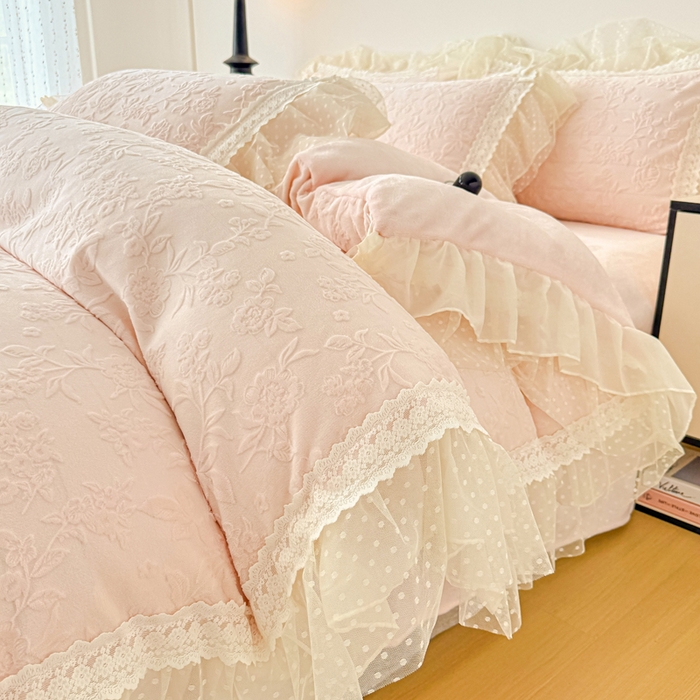 锦格家纺 2025新款A类高克重雕花牛奶绒花边四件套 初薇-玉粉