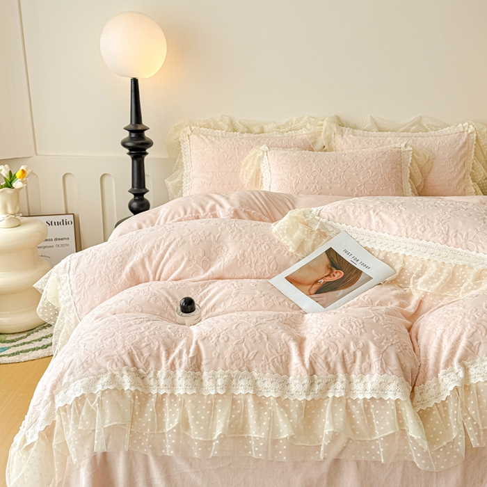 91家纺网 家纺一手货源 找家纺 锦格家纺 2025新款A类高克重雕花牛奶绒花边四件套 初薇-玉粉