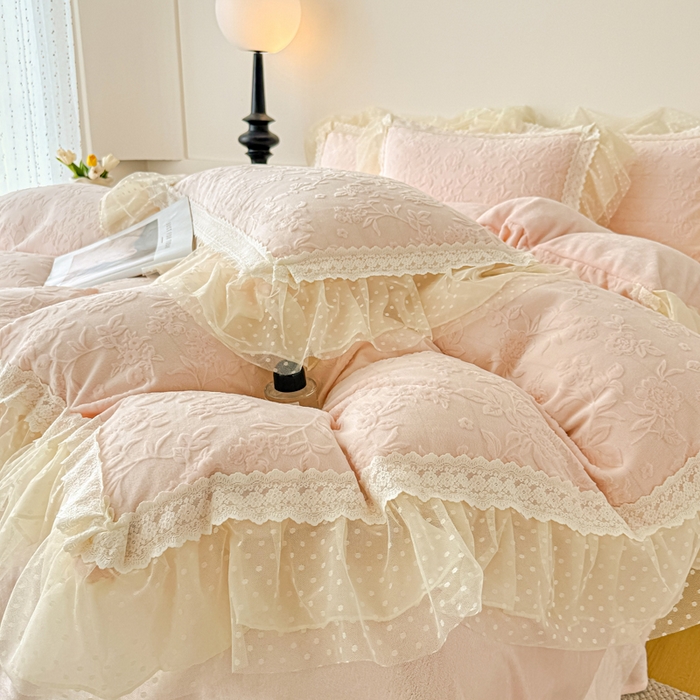 91家纺网 家纺一手货源 找家纺 锦格家纺 2025新款A类高克重雕花牛奶绒花边四件套 初薇-玉粉