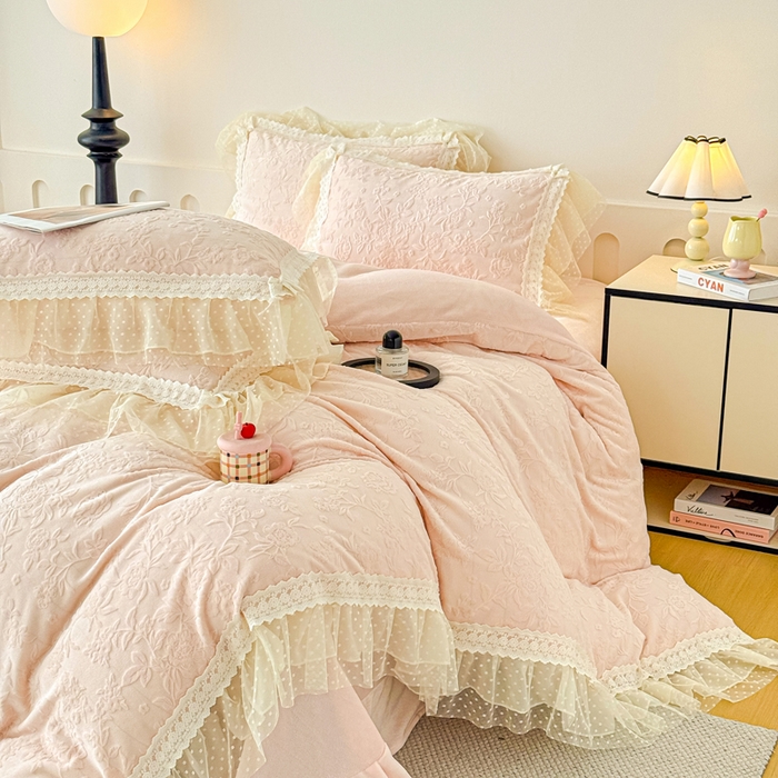 91家纺网 家纺一手货源 找家纺 锦格家纺 2025新款A类高克重雕花牛奶绒花边四件套 初薇-玉粉